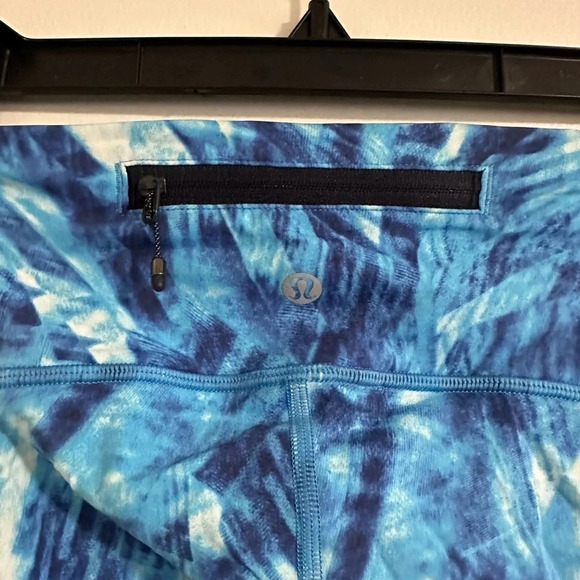 Lululemon Size 2 Blue Patterned Leggings - Picture 4 of 5